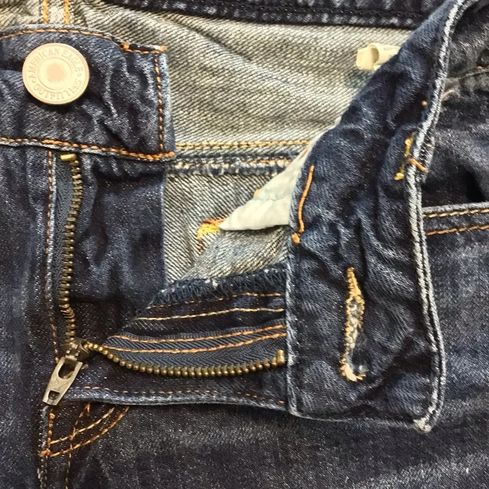American Eagle Mid Rise Distressed Cut Off Jeans 00